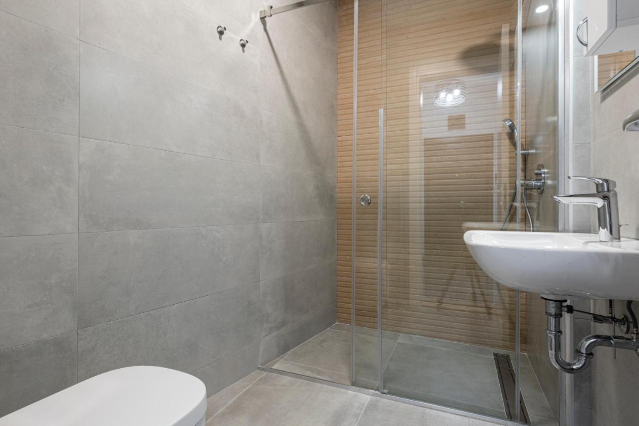 Vertigo One Bedroom Apartment-Free Private Parking Novi Sad Buitenkant foto